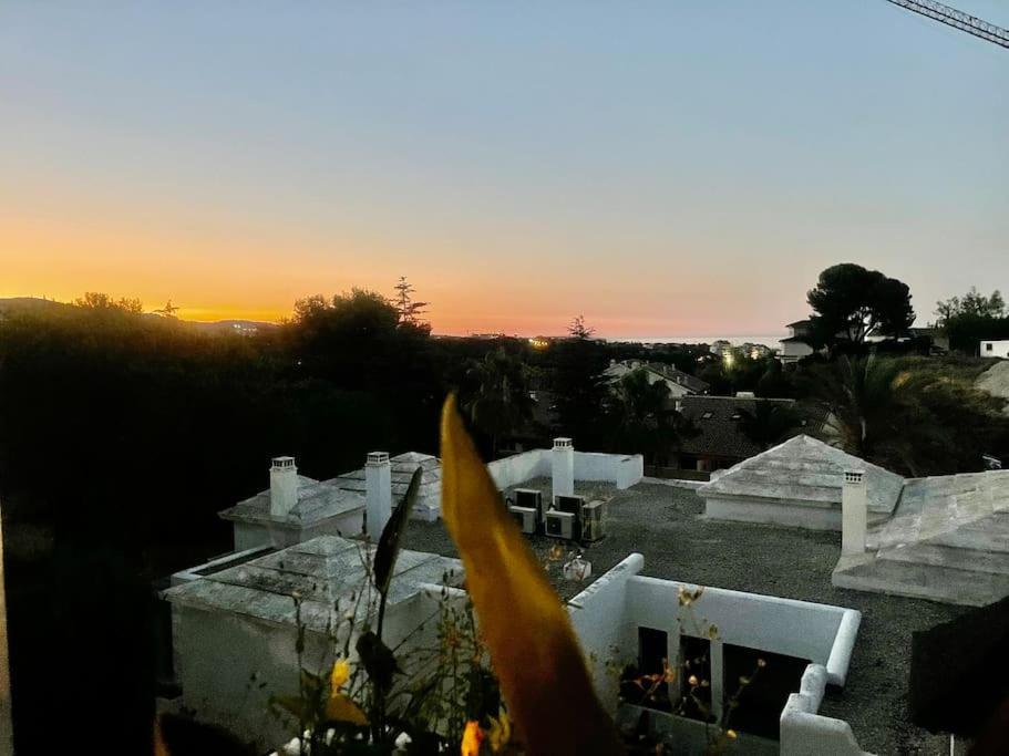 Luxury Apartamento En Rio Real Marbella Bagian luar foto